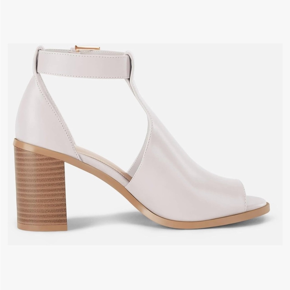 Ankle boots, never worn! Size 7.5.
Dust on sole is just from trying them on.